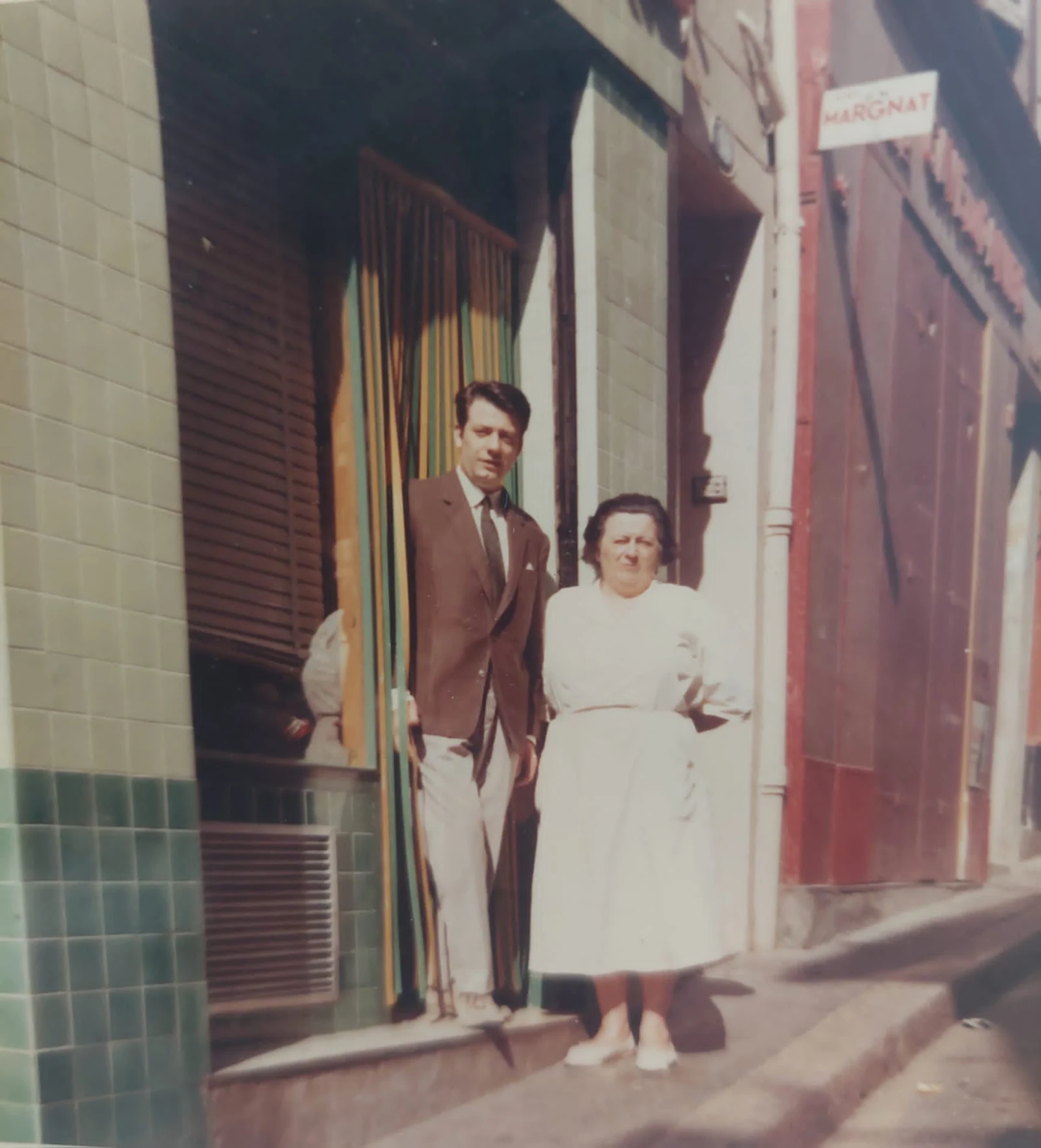 Paul, mon grand-père, et Julie, mon arrière-grand-mère, devant la charcuterie