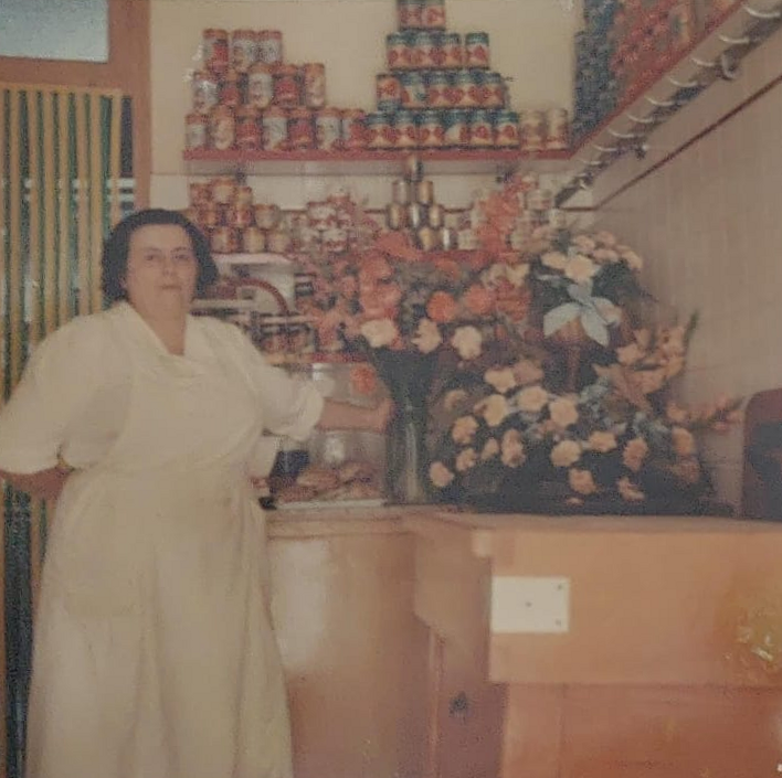 Julie, mon arrière-grand-mère, dans la charcuterie
