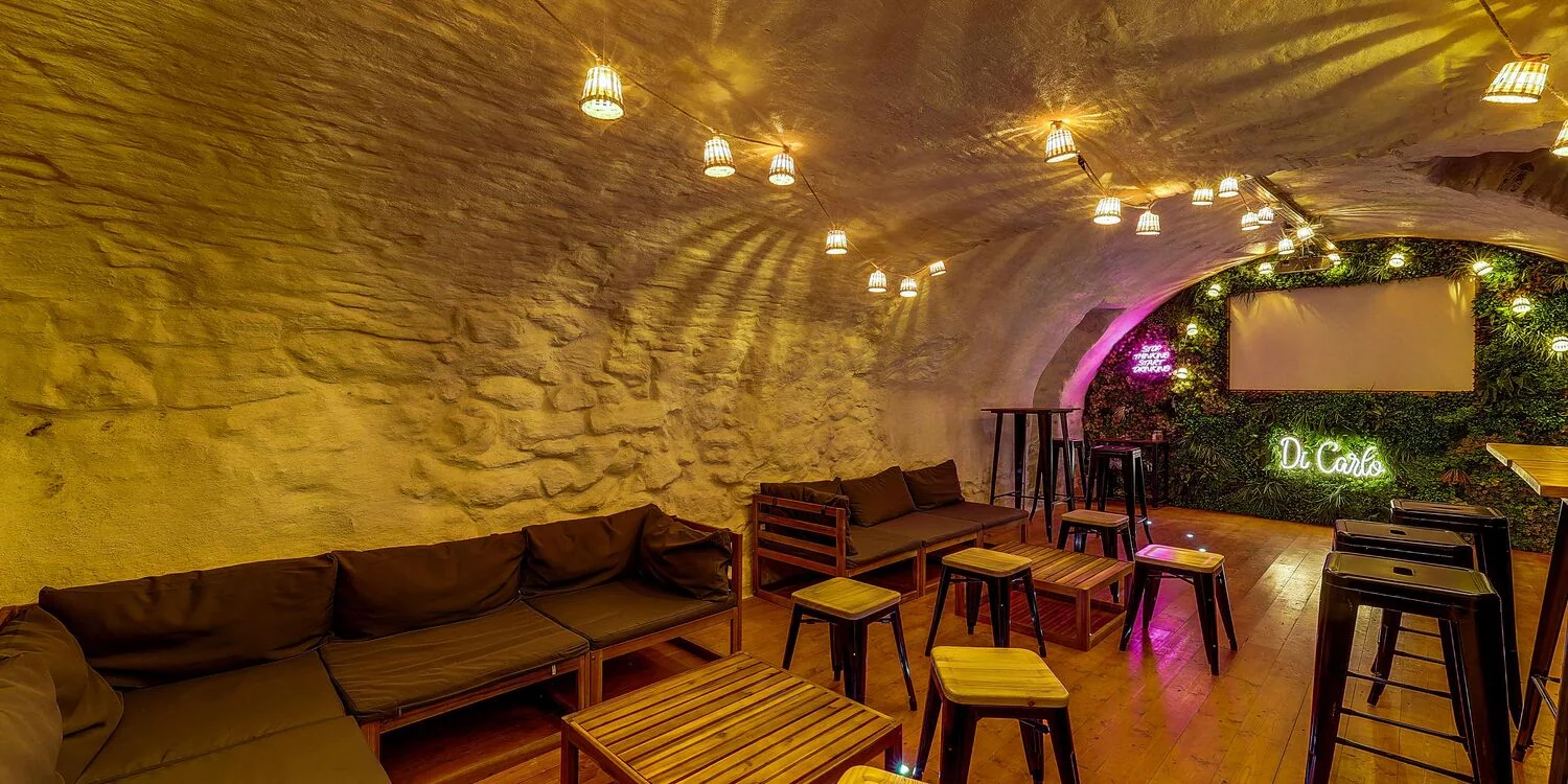 Le coin banquettes de la cave du DiCarlo.