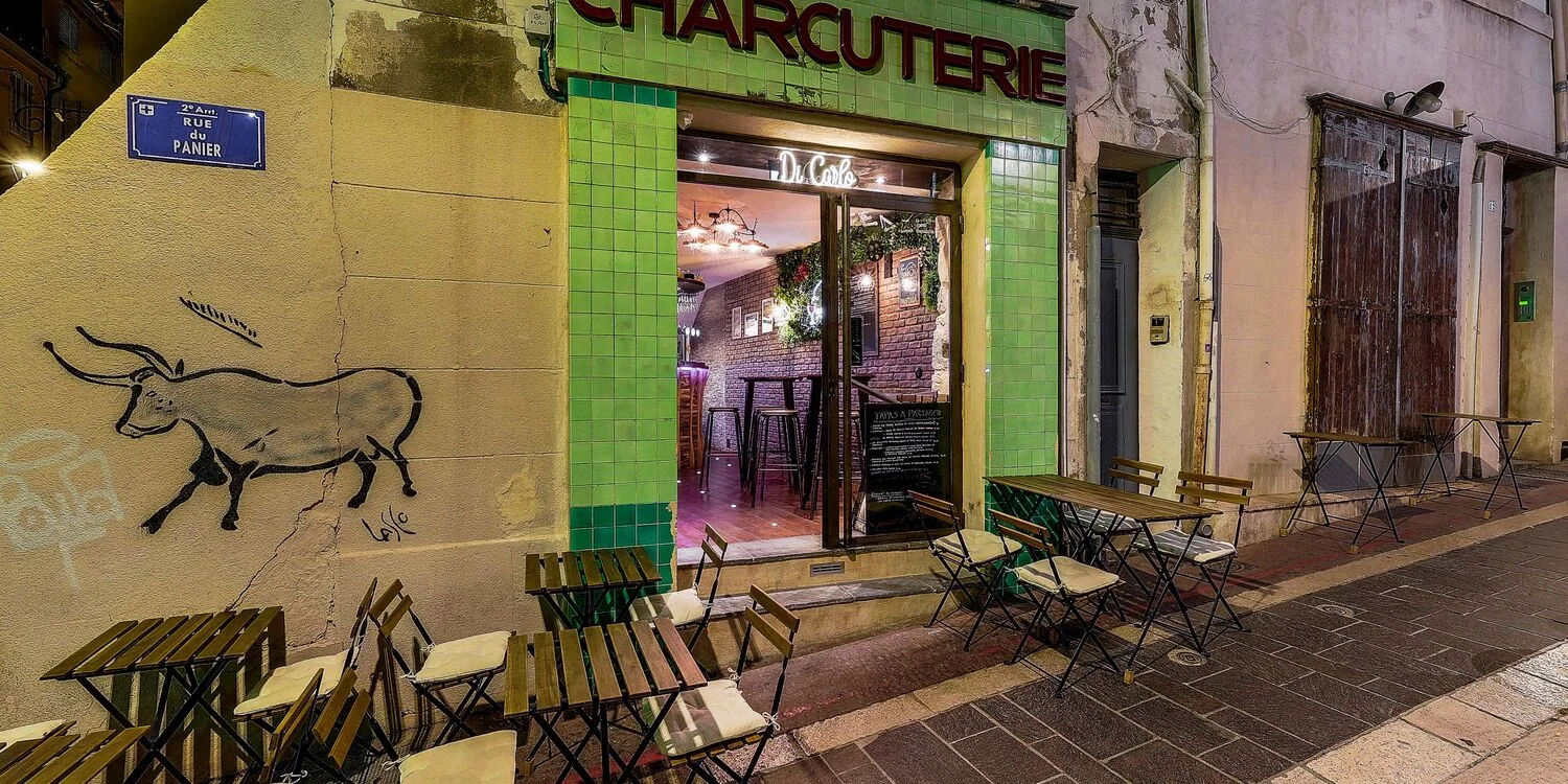 La façade du DiCarlo et ses carreaux verts, rue du Panier à Marseille