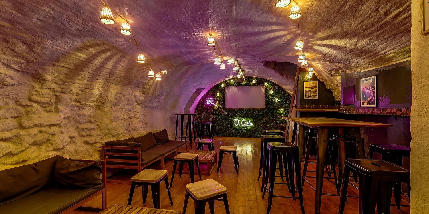 La salle voûtée du DiCarlo avec ses banquettes, ses tables et ses lumières chaudes